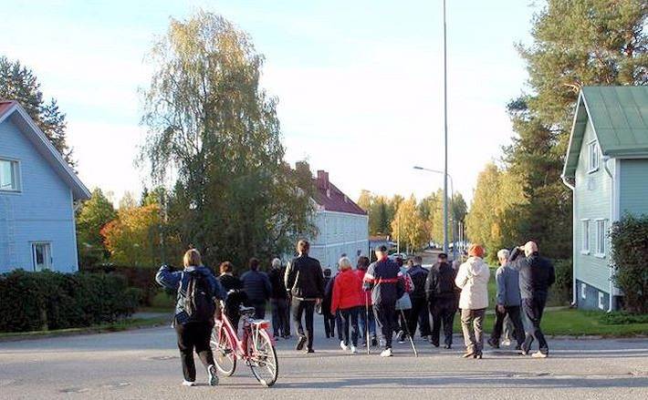 Kävelykierroksella 2016 tutustumassa kaavoitettavaan alueeseen Kävelykierroksella 2016 tutustumassa kaavoitettavaan alueeseen